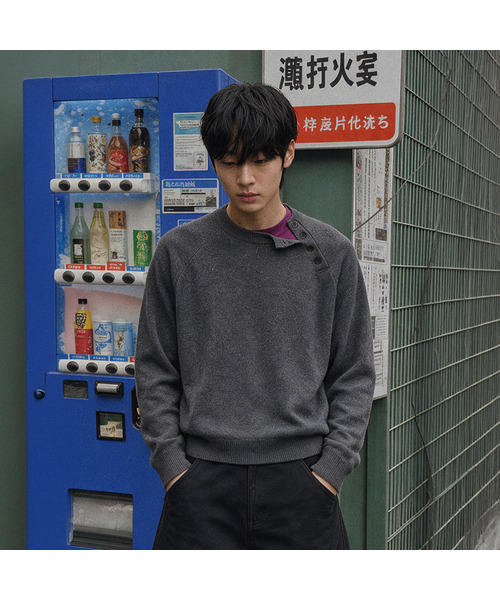 ANOLORCODE(アノローコード)の「斜めヘンリーネックニット (3カラー)(ニット/セーター・レディース・チャコールグレー/ブラック/ライトグレー・MEDIUM/LARGE)」の1枚目の写真