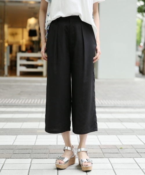 LEPSIM（レプシィム）の「GRINFILクロプドワイドパンツ　739535（その他パンツ・レディース・オフホワイト/ブラック/ライトベージュ/カーキ・MEDIUM/LARGE）」の2枚目の写真