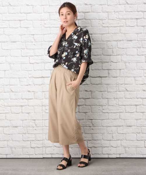 LEPSIM（レプシィム）の「GRINFILクロプドワイドパンツ　739535（その他パンツ・レディース・オフホワイト/ブラック/ライトベージュ/カーキ・MEDIUM/LARGE）」の5枚目の写真