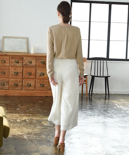 marjour（マージュール）の「シングルカラーブラウス（シャツ/ブラウス・レディース・ブラック/オフホワイト/ベージュ・MEDIUM）」の6枚目の写真