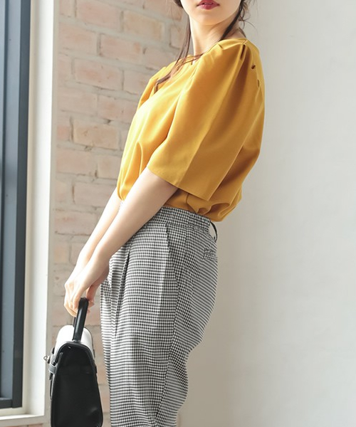 Re:EDIT(リエディ)の「薄手ポンチ5分袖タックショルダー両Vネックトップス(Tシャツ/カットソー・レディース・ベージュ/マスタード/ブラウン/グリーン/ブラック/アイボリー・MEDIUM/LARGE)」の6枚目の写真