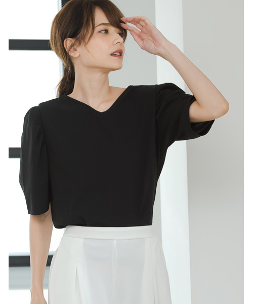 Re:EDIT(リエディ)の「薄手ポンチ5分袖タックショルダー両Vネックトップス(Tシャツ/カットソー・レディース・ベージュ/マスタード/ブラウン/グリーン/ブラック/アイボリー・MEDIUM/LARGE)」の3枚目の写真