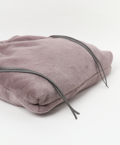 un dix cors(アンディコール)の「フェイクファー巾着バッグ(ハンドバッグ・レディース・ライトグレー/ピンク/オフホワイト・フリ-)」の6枚目の写真