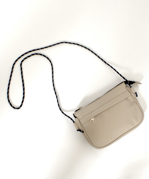 archives（アルシーヴ）の「レザータッチサコッシュ（ショルダーバッグ・レディース・ブラック/グレー・MEDIUM）」の3枚目の写真