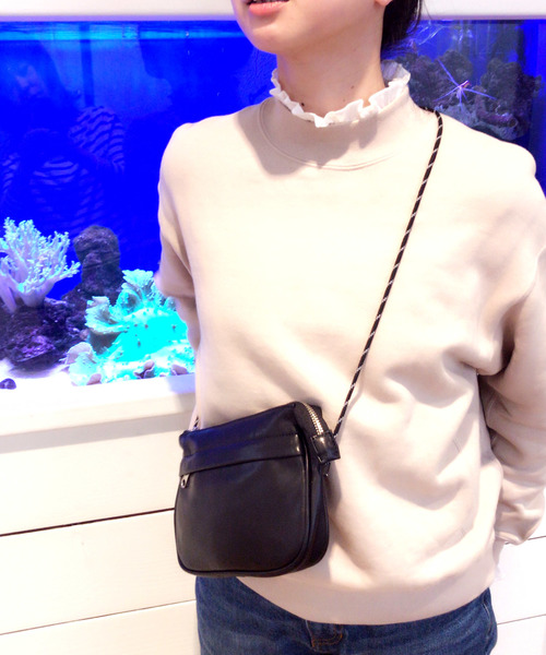 archives（アルシーヴ）の「レザータッチサコッシュ（ショルダーバッグ・レディース・ブラック/グレー・MEDIUM）」の14枚目の写真