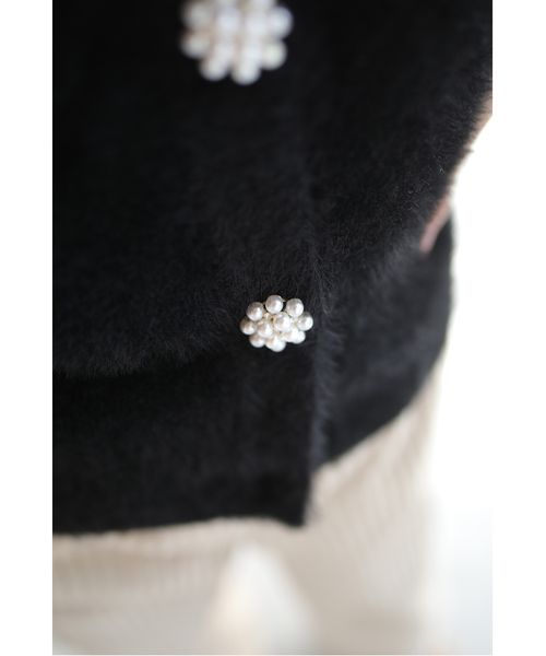 cawaii（カワイイ）の「（黒）パールの花ボタン輝くファーショートカーディガン（カーディガン/ボレロ・レディース・ブラック・FREE）」の2枚目の写真