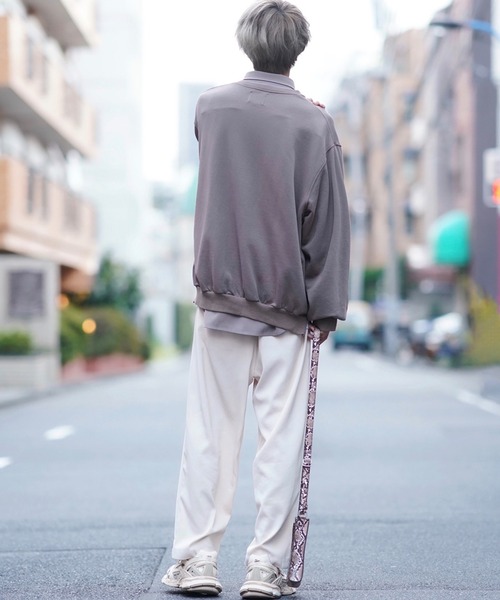 LILL(リル)の「スモーキートーンドロップショルダー袖ボリュームサイドスリットクルースウェット(スウェット・メンズ・ブルー/グリーン/ライトピンク/ダークグレー/オレンジ系その他・M/L/S)」の19枚目の写真