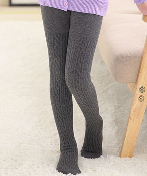 TeddyShop（テディショップ）の「キッズ ケーブル編みストレッチタイツ（タイツ/ストッキング・キッズ・チャコールグレー/ワインレッド/ベージュ/グレー/ラベンダー/パープル/ピンク/ネイビー/ブラック/ホワイト・95/135/125/115/105）」の16枚目の写真