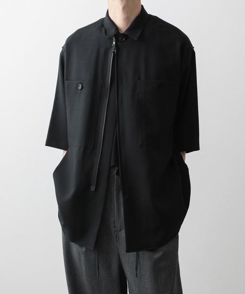 ato(アトウ)の「zipup short sleeve shirt(シャツ/ブラウス・メンズ・ブラック/ダークグレー・44/46/48)」の2枚目の写真