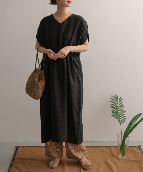 URBAN RESEARCH DOORS（アーバンリサーチドアーズ）の「リネンウエストギャザーVネックワンピース（ワンピース・レディース・ブラック/ベージュ/ブルー系その他・ONE）」の18枚目の写真