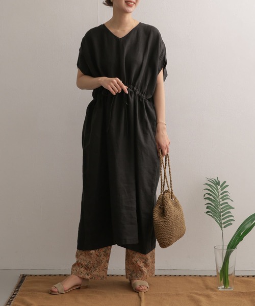 URBAN RESEARCH DOORS（アーバンリサーチドアーズ）の「リネンウエストギャザーVネックワンピース（ワンピース・レディース・ブラック/ベージュ/ブルー系その他・ONE）」の19枚目の写真