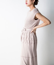 フレンチスリーブ丈の袖感と透け感がフェミニンな印象のレース編みニットワンピース