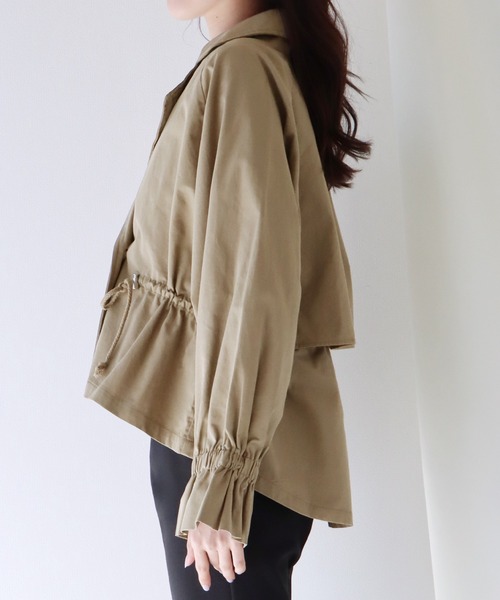 BLUEEAST(ブルーイースト)の「キャンディースリーブショートトレンチ(トレンチコート・レディース・ベージュ/カーキ・MEDIUM)」の15枚目の写真