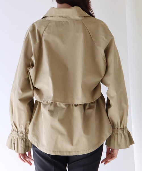 BLUEEAST(ブルーイースト)の「キャンディースリーブショートトレンチ(トレンチコート・レディース・ベージュ/カーキ・MEDIUM)」の16枚目の写真