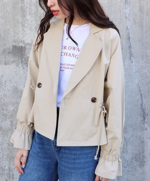 BLUEEAST(ブルーイースト)の「キャンディースリーブショートトレンチ(トレンチコート・レディース・ベージュ/カーキ・MEDIUM)」の3枚目の写真