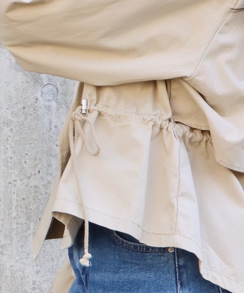 BLUEEAST(ブルーイースト)の「キャンディースリーブショートトレンチ(トレンチコート・レディース・ベージュ/カーキ・MEDIUM)」の4枚目の写真