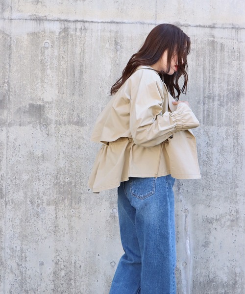 BLUEEAST(ブルーイースト)の「キャンディースリーブショートトレンチ(トレンチコート・レディース・ベージュ/カーキ・MEDIUM)」の5枚目の写真