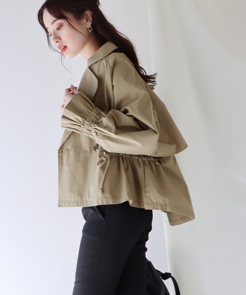 BLUEEAST(ブルーイースト)の「キャンディースリーブショートトレンチ(トレンチコート・レディース・ベージュ/カーキ・MEDIUM)」の7枚目の写真