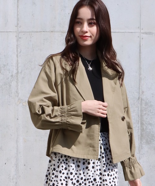 BLUEEAST(ブルーイースト)の「キャンディースリーブショートトレンチ(トレンチコート・レディース・ベージュ/カーキ・MEDIUM)」の9枚目の写真