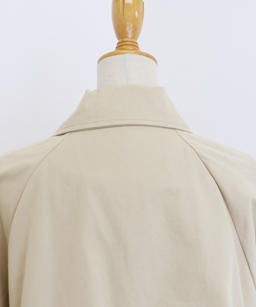 BLUEEAST(ブルーイースト)の「キャンディースリーブショートトレンチ(トレンチコート・レディース・ベージュ/カーキ・MEDIUM)」の19枚目の写真