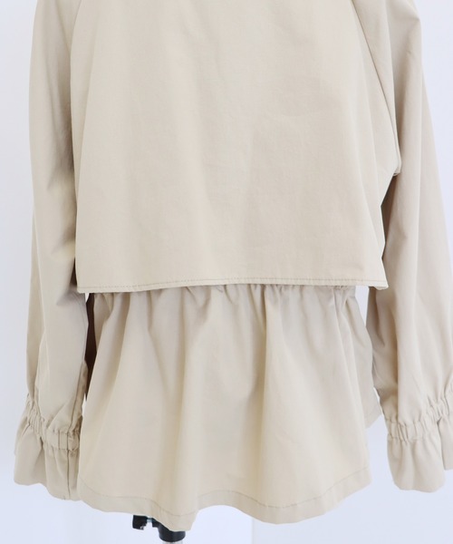 BLUEEAST(ブルーイースト)の「キャンディースリーブショートトレンチ(トレンチコート・レディース・ベージュ/カーキ・MEDIUM)」の20枚目の写真