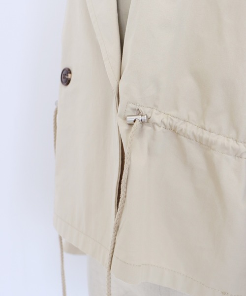 BLUEEAST(ブルーイースト)の「キャンディースリーブショートトレンチ(トレンチコート・レディース・ベージュ/カーキ・MEDIUM)」の21枚目の写真