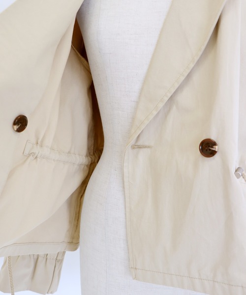 BLUEEAST(ブルーイースト)の「キャンディースリーブショートトレンチ(トレンチコート・レディース・ベージュ/カーキ・MEDIUM)」の22枚目の写真