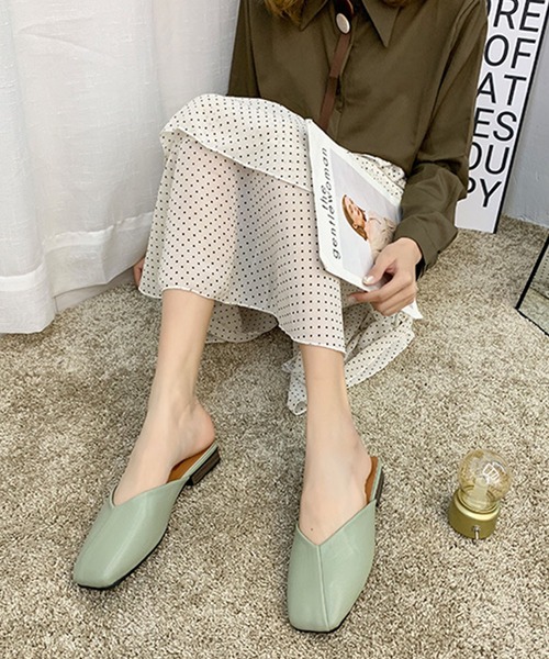 me+em select（ミームセレクト）の「【数量限定販売】Ｖカットスクエアトゥミュールサンダル（サンダル・レディース・ブラック/グリーン/ホワイト・23.5/24.5/24/23）」の11枚目の写真