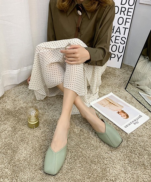 me+em select（ミームセレクト）の「【数量限定販売】Ｖカットスクエアトゥミュールサンダル（サンダル・レディース・ブラック/グリーン/ホワイト・23.5/24.5/24/23）」の12枚目の写真