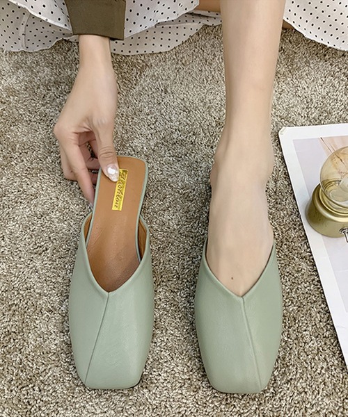 me+em select（ミームセレクト）の「【数量限定販売】Ｖカットスクエアトゥミュールサンダル（サンダル・レディース・ブラック/グリーン/ホワイト・23.5/24.5/24/23）」の13枚目の写真