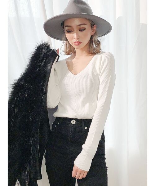 GYDA(ジェイダ)の「リブVネックニット TOPS(ニット/セーター・レディース・ブラック/ベージュ/オフホワイト・FREE)」の5枚目の写真