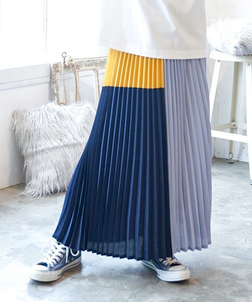 MILKFED.(ミルクフェド)の「COLORBLOCK PLEATED SKIRT(スカート・レディース・ブラック/ネイビー/グリーン・ONE SIZE)」の3枚目の写真