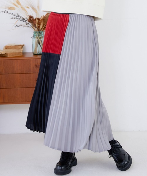 MILKFED.(ミルクフェド)の「COLORBLOCK PLEATED SKIRT(スカート・レディース・ブラック/ネイビー/グリーン・ONE SIZE)」の2枚目の写真