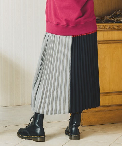 MILKFED.(ミルクフェド)の「COLORBLOCK PLEATED SKIRT(スカート・レディース・ブラック/ネイビー/グリーン・ONE SIZE)」の4枚目の写真
