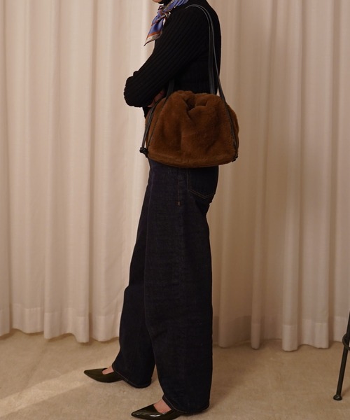 COOCO(クーコ)の「エコファー巾着トートバッグ(トートバッグ・レディース・ブラウン/グレー/オフホワイト/グレー系その他・9)」の5枚目の写真