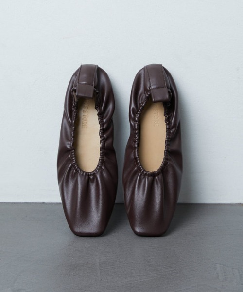 FREAK'S STORE（フリークスストア）の「▽【WEB限定】スクエアトゥギャザーバレエシューズ（バレエシューズ・レディース・ブラック/ダークブラウン/ナチュラル・23.5cm/24.0cm/25.0cm/22.5cm/24.5cm/23.0cm）」の3枚目の写真