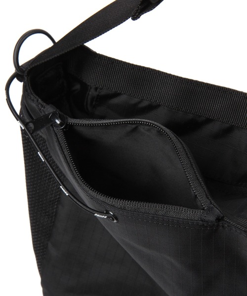 CHUCK(チャック)の「【UNISEX】CHUCK/ミディCross Bag 2238925(ショルダーバッグ・レディース・ブラック・FREE)」の6枚目の写真