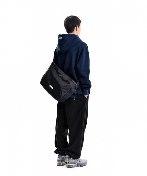 CHUCK(チャック)の「【UNISEX】CHUCK/ミディCross Bag 2238925(ショルダーバッグ・レディース・ブラック・FREE)」の16枚目の写真