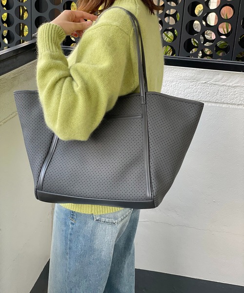 RIVE DROITE(リヴドロワ)の「【R.good(アールドットグッド)】ウエットパンチングトート(トートバッグ・レディース・ブラック/グレー/ベージュ・FREE)」の13枚目の写真