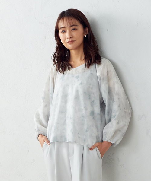 COMME CA ISM（コムサイズム）の「タイダイ風プリント シアー ブラウス（シャツ/ブラウス・レディース・ライトグレー系/ベージュ系/サックスブルー系・SMALL/MEDIUM/LARGE）」の2枚目の写真