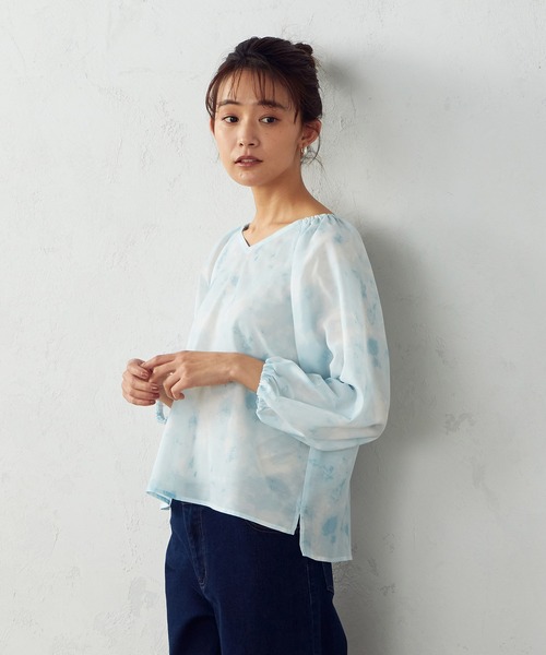 COMME CA ISM（コムサイズム）の「タイダイ風プリント シアー ブラウス（シャツ/ブラウス・レディース・ライトグレー系/ベージュ系/サックスブルー系・SMALL/MEDIUM/LARGE）」の3枚目の写真