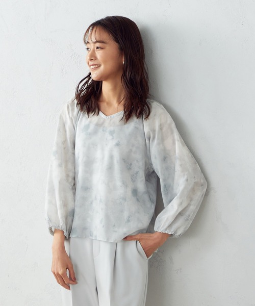 COMME CA ISM（コムサイズム）の「タイダイ風プリント シアー ブラウス（シャツ/ブラウス・レディース・ライトグレー系/ベージュ系/サックスブルー系・SMALL/MEDIUM/LARGE）」の5枚目の写真