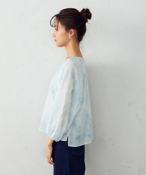 COMME CA ISM（コムサイズム）の「タイダイ風プリント シアー ブラウス（シャツ/ブラウス・レディース・ライトグレー系/ベージュ系/サックスブルー系・SMALL/MEDIUM/LARGE）」の11枚目の写真