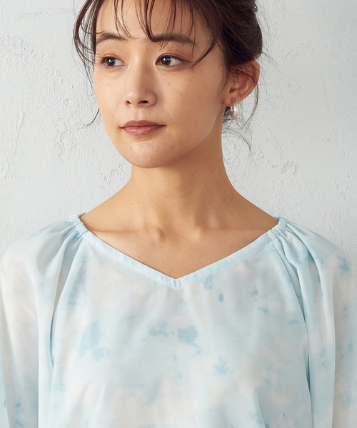 COMME CA ISM（コムサイズム）の「タイダイ風プリント シアー ブラウス（シャツ/ブラウス・レディース・ライトグレー系/ベージュ系/サックスブルー系・SMALL/MEDIUM/LARGE）」の13枚目の写真