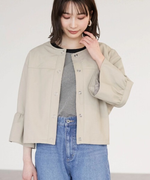 ELENCARE DUE（エレンカーレデュエ）の「・ELENCARE DUE 合皮ノーカラーブルゾン＊（ブルゾン・レディース・グレイッシュベージュ/ブラック・FREE）」の2枚目の写真