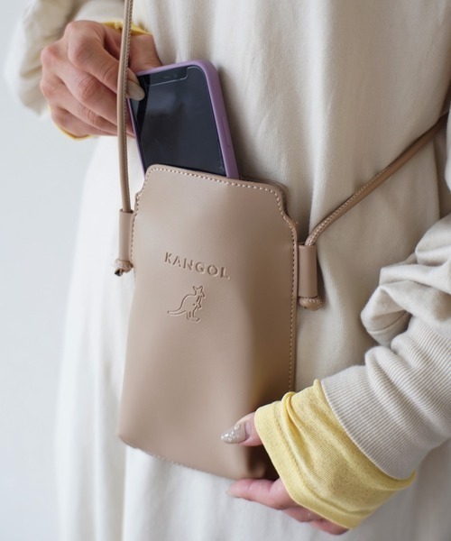 KANGOL(カンゴール)の「【KANGOL/カンゴール】 型押しロゴ PU レザー 縦型 ショルダーポーチ(ショルダーバッグ・メンズ・ブラック/ベージュ・FREE)」の1枚目の写真