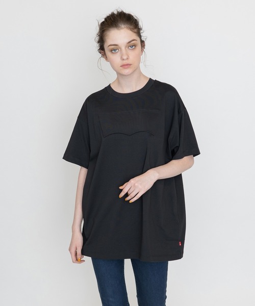 Levi's(リーバイス)の「グラフィックTシャツ エンボス CAVIAR(Tシャツ/カットソー・レディース・ブラック・S/M/XS)」の1枚目の写真