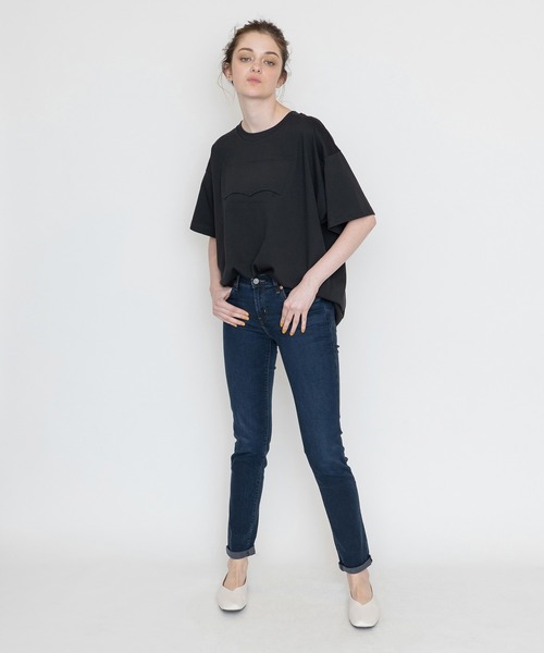 Levi's(リーバイス)の「グラフィックTシャツ エンボス CAVIAR(Tシャツ/カットソー・レディース・ブラック・S/M/XS)」の2枚目の写真