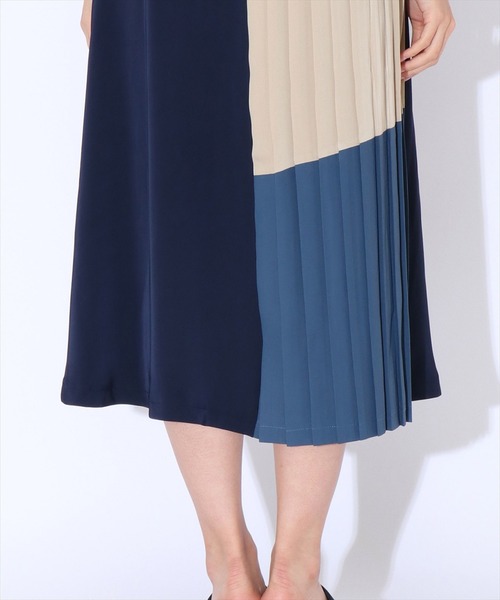 REDYAZEL(レディアゼル)の「バイカラープリーツノースリシャツ REDYAZEL(レディアゼル)の「バイカラープリーツノースリシャツ