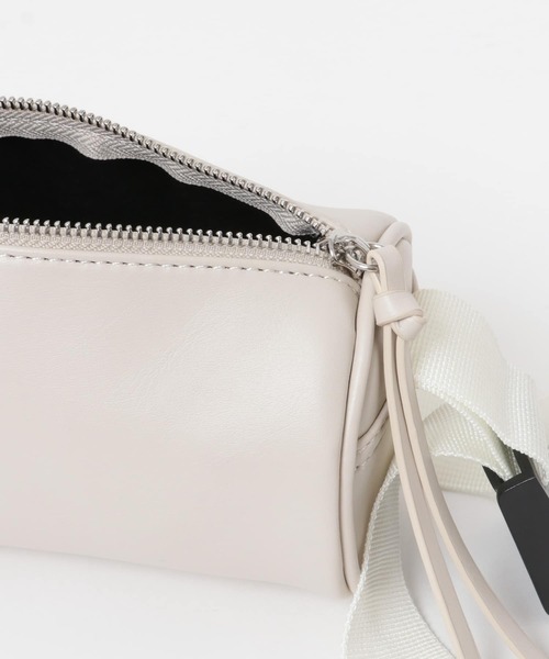 KBF（ケイビーエフ）の「ワイドベルトBAG（ショルダーバッグ・レディース・ブラック/アイボリー・ONE）」の4枚目の写真
